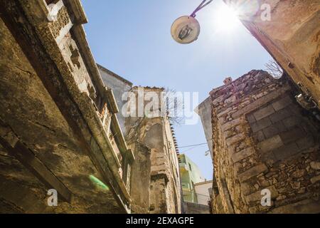 Straßen von alten Gesicht von Sardinien Blick auf die Himmel Stockfoto