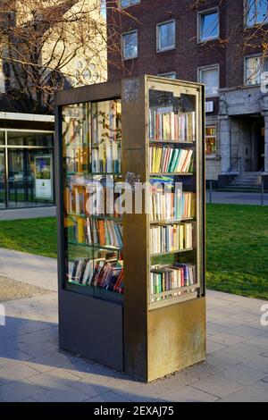 Öffentliches Bücherregal in der Luegallee im Düsseldorfer Stadtteil Oberkassel. Es dient als kostenlose 'Street' Bibliothek. Stockfoto