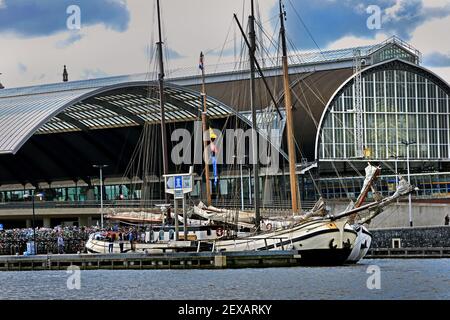 Bruine Vloot - Braune Flotte vor dem Hauptbahnhof, Amsterdam, Niederlande, Holländisch, (die braune Flotte besteht aus mehr als 400 historischen, segelnden, Frachtschiffen, heute Bootsferien, sind auf, die Markermeer, IJsselmeer, Waddenzee, Meer, Schiffstyp, Tjalk, Klipper, Barge, Schooner, Steilsteven, Botter, Boot, Segel, Segeln, Schiff, ) Stockfoto