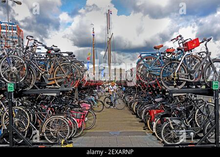 Fahrradparkplatz Hauptbahnhof, Amsterdam, Niederlande, Niederländisch, Stockfoto