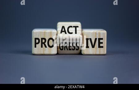 Proaktives und progressives Symbol. Drehte Würfel und änderte das Wort "progressiv" zu "proaktiv". Schöner grauer Hintergrund, Kopierbereich. Business, pro Stockfoto