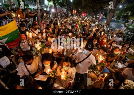 Bangkok, Bangkok, Thailand. März 2021, 4th. Hunderte von Bürgern Myanmars, die in Thailand leben, versammelten sich im UN-Komplex in Bangkok, um zu protestieren und internationale Interventionen in ihrem Heimatland zu fordern, nachdem in der vergangenen Woche Dutzende von pro-demokratischen Demonstranten von birmanischen Sicherheitskräften getötet wurden. Die Anti-Putsch-Protestbewegung hat sich zunehmend gewalttätig entwickelt, da Soldaten und Polizisten zunehmend Live-Kugeln auf Demonstranten im ganzen Land eingesetzt haben. Kredit: Adryel Talamantes/ZUMA Wire/Alamy Live Nachrichten Stockfoto