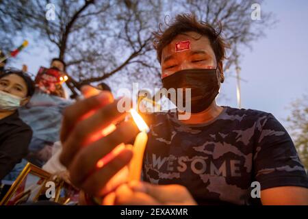 Bangkok, Bangkok, Thailand. März 2021, 4th. Hunderte von Bürgern Myanmars, die in Thailand leben, versammelten sich im UN-Komplex in Bangkok, um zu protestieren und internationale Interventionen in ihrem Heimatland zu fordern, nachdem in der vergangenen Woche Dutzende von pro-demokratischen Demonstranten von birmanischen Sicherheitskräften getötet wurden. Die Anti-Putsch-Protestbewegung hat sich zunehmend gewalttätig entwickelt, da Soldaten und Polizisten zunehmend Live-Kugeln auf Demonstranten im ganzen Land eingesetzt haben. Kredit: Adryel Talamantes/ZUMA Wire/Alamy Live Nachrichten Stockfoto