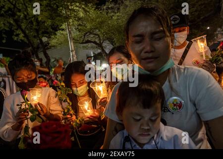 Bangkok, Bangkok, Thailand. März 2021, 4th. Hunderte von Bürgern Myanmars, die in Thailand leben, versammelten sich im UN-Komplex in Bangkok, um zu protestieren und internationale Interventionen in ihrem Heimatland zu fordern, nachdem in der vergangenen Woche Dutzende von pro-demokratischen Demonstranten von birmanischen Sicherheitskräften getötet wurden. Die Anti-Putsch-Protestbewegung hat sich zunehmend gewalttätig entwickelt, da Soldaten und Polizisten zunehmend Live-Kugeln auf Demonstranten im ganzen Land eingesetzt haben. Kredit: Adryel Talamantes/ZUMA Wire/Alamy Live Nachrichten Stockfoto