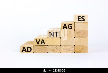 Symbol Vorteile. Holzblöcke stapeln sich als Treppe auf weißem Hintergrund, kopieren Raum. Wort „Vorteile“. Geschäfts- und Vorteilkonzept. Stockfoto