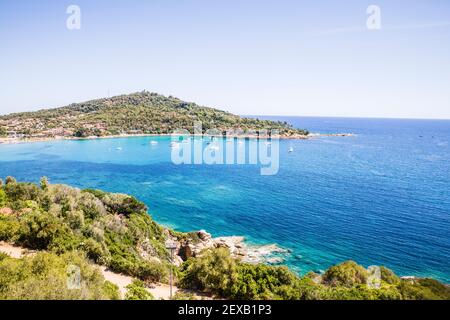 Sardinien Küste mit kleinen Booten auf dem ruhigen Wasser Stockfoto