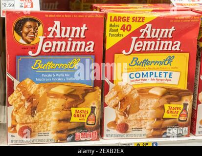 Spring Township, Pennsylvania, USA: 16. Februar 2021: Tante Jemima Pfannkuchenmischung im Regal im Supermarkt mit Original-Logo und ohne Logo. Stockfoto