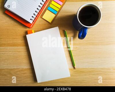 Buch Bleistift Notizbuch Haftnotizen und Kaffee liegen auf Holz Tabelle Stockfoto