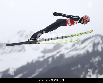 Oberstdorf, Deutschland. März 2021, 04th. Langlauf: Weltmeisterschaften, Skispringen - Großschanze, Männer. Karl Geiger aus Deutschland während der Proberunde. Quelle: Daniel Karmann/dpa/Alamy Live News Stockfoto