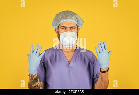 Mann Arzt Uniform gelben Hintergrund. Typ des Virus. Coronavirus-Konzept. Erwarten Sie, dass Virus mutiert. Übertragung von Mensch zu Mensch. Ständig neue Viren entdeckt. Beginn des Virenausbruchs. Stockfoto