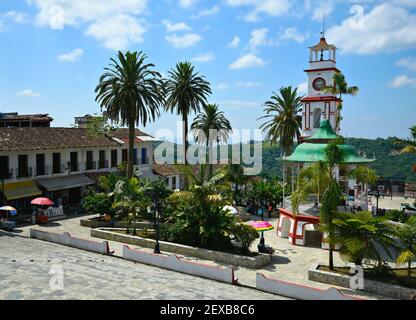 Blick auf den Hauptplatz mit der Turmuhr und den Kolonialbauten in Cuetzalan del Progreso, Puebla Mexiko. Stockfoto