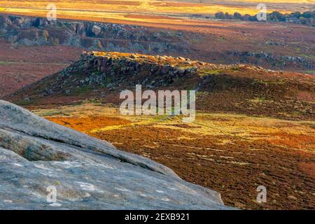 Blick auf Carl Wark, einen Hügel aus der Eisenzeit fort im Peak District National Park von Hathersage Moor Derbyshire England Großbritannien Stockfoto