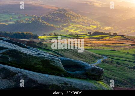 Blick auf den Peak District National Park von Hathersage Moor Derbyshire England Großbritannien Stockfoto