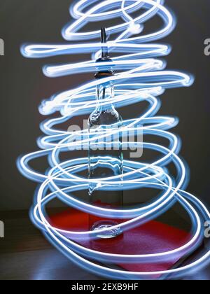 Kleine schmale Flasche mit Barkeeper Pourer auf Tisch mit Licht Herumpausen Stockfoto