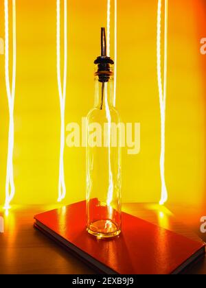 Kleine schmale Flasche mit Barkeeper Pourer auf Tisch mit Licht Herumpausen Stockfoto