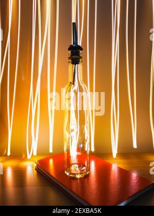 Kleine schmale Flasche mit Barkeeper Pourer auf Tisch mit Licht Herumpausen Stockfoto