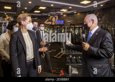 Der israelische Ministerpräsident Benjamin Netanjahu (R) besucht zusammen mit der dänischen Premierministerin Mette Frederiksen (L) und dem österreichischen Bundeskanzler Sebastian kurz ein Fitnessstudio in Modi'in, um den grünen Pass in Aktion zu beobachten, am Donnerstag, den 4. März 2021 in Modi'in, Israel. Frederiksen und kurz sind auf einem kurzen Besuch in Israel und erkunden "die Möglichkeiten für eine engere Zusammenarbeit bei COVID-19 und Impfstoffen". Pool Foto von Avigail Uzi/UPI Kredit: UPI/Alamy Live News Stockfoto