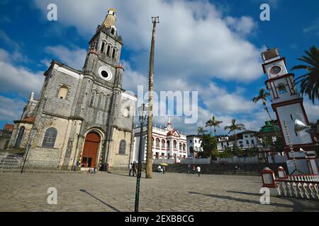 Panoramablick auf Parroquia de San Francisco de Asís, den Palacio Municipal und den Flugstock auf dem Hauptplatz von Cuetzalan del Progreso in Mexiko. Stockfoto