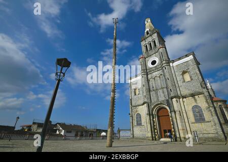 Panoramablick auf Parroquia de San Francisco de Asís und den 30 Meter langen rituellen Flugstock auf dem Hauptplatz von Cuetzalan del Progreso in Mexiko. Stockfoto