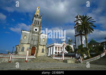 Panoramablick auf Parroquia de San Francisco de Asís, den Palacio Municipal und den Flugstock auf dem Hauptplatz von Cuetzalan del Progreso in Mexiko. Stockfoto