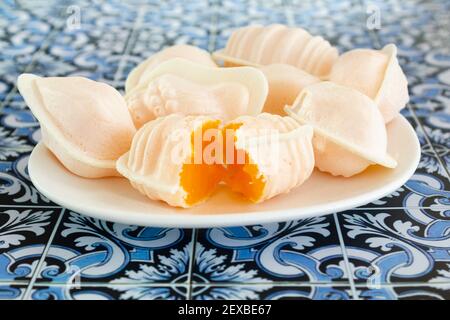 Typische portugiesische Eigelb-Süßigkeiten genannt Ovos Moles de Aveiro Stockfoto