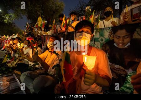 Bangkok, Thailand. März 2021, 4th. Hunderte von Bürgern Myanmars, die in Thailand leben, versammelten sich im UN-Komplex in Bangkok, um zu protestieren und internationale Interventionen in ihrem Heimatland zu fordern, nachdem in der vergangenen Woche Dutzende von pro-demokratischen Demonstranten von birmanischen Sicherheitskräften getötet wurden. Die Anti-Putsch-Protestbewegung hat sich zunehmend gewalttätig entwickelt, da Soldaten und Polizisten zunehmend Live-Kugeln auf Demonstranten im ganzen Land eingesetzt haben. Kredit: Adryel Talamantes/ZUMA Wire/Alamy Live Nachrichten Stockfoto