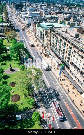 2000 Edinburgh Schottland - Blick auf den Verkehr und viele Menschen auf der Princes Street Edinburgh Stadtzentrum vom Scott Monument in der Princes Street. Gardens New Town Edinburgh Midlothian Schottland GB Europa. Straßenbahnen fahren jetzt im Zentrum der Princes Street ab und der Verkehr ist außer Bussen und Taxis fast immer verboten. Stockfoto