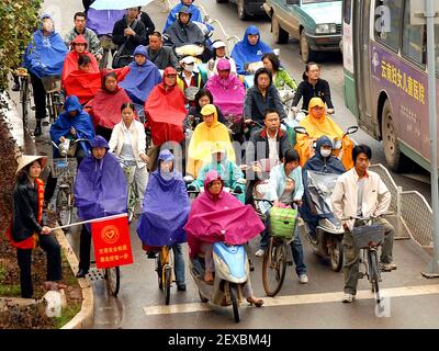 VOLUNTEER TRAFFIC WARDEN, KUNMING, CHINA PIC MIKE WALKER, SEPTEMBER 2007 Stockfoto