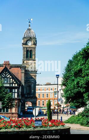 2001 Derby das Derby Register Office mit dem Derby Guildhall Theater hinter dem Market Place Derby Stadtzentrum Derbyshire England GB Europa. Dieses Bild hat historischen Wert, weil eine neue moderne Biulding namens Derby QUAD, ein umfassendes Kreativzentrum mit Indie-Kino, Kunstgalerie, Café-Bar und Veranstaltungsräumen, wurde vor gebaut o0f das Register Office, das Fachwerkgebäude im linken Vordergrund Stockfoto