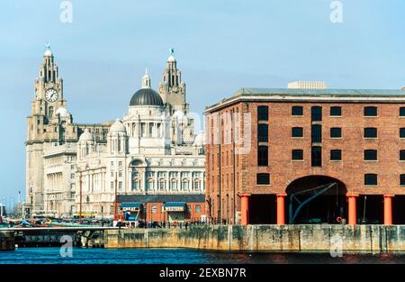 1999 - Liverpool Liver Gebäude von Albert Dock Liverpool Merseyside England GB UK Europa. Das Royal Albert Dock[1] ist ein Komplex von Hafengebäuden und Lagerhäusern in Liverpool, England. Entworfen von Jesse Hartley und Philip Hardwick, wurde es 1846 eröffnet und war das erste Gebäude in Großbritannien, das aus Gusseisen, Ziegel und Stein gebaut wurde, ohne Bauholz. Dies führte dazu, dass es sich um das erste nicht brennbare Lagersystem der Welt handelte. Es war das Albert Dock bis 2018, als es eine königliche Charter erhielt und 'Royal' zu seinem Namen hinzugefügt wurde. RIBA North fehlt, erbaut 2017. Stockfoto