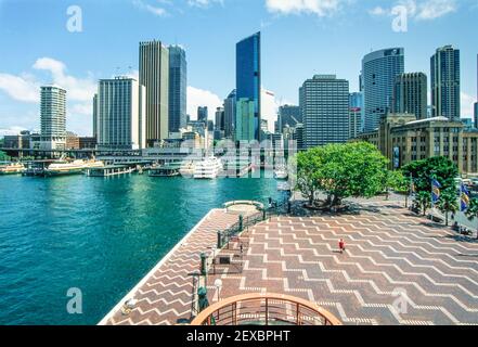 2000 - Sydney Australien - Blick in Richtung Sydney CDB und Circular Quay Fährhafen. Das Museum of Contemporary Art Australia befindet sich auf der rechten Seite. Circular Quay ist ein Hafen, ehemaliger Arbeitshafen und heute internationaler Passagierschifffahrtshafen, öffentlicher platz und Tourismusviertel, Heritage Area und Verkehrsknotenpunkt in Sydney, New South Wales, Australien am nördlichen Rand des zentralen Geschäftsviertels von Sydney an der Sydney Cove, zwischen Bennelong Point und The Rocks. Circular Quay, Sydney, NSW, New South Wales, Australien Stockfoto