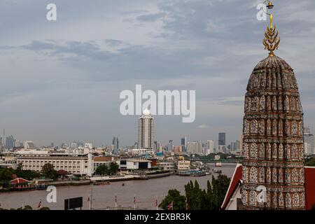Blick auf den Chao Phraya Fluss und die Skyline von Bangkok vom Wat Arun Tempel. Stockfoto