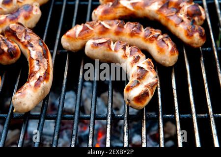 Köstliche deutsche Bratwurst auf Grill Stockfoto