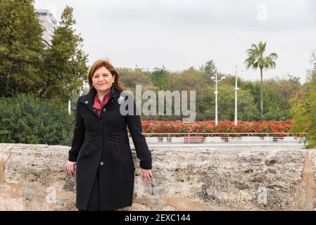 Isabel Bonig posiert für ein Foto in der Puente del Mar in Valencia Isabel Placida Bonig Trigueros ist spanische Politikerin und Juristin, Mitglied der Volkspartei (PP). Zwischen 2007 und 2011 war sie Bürgermeisterin der Gemeinde Castellon, La Vall de UXO, zwischen 2011 und 2015 Ministerin für Infrastruktur, Territorium und Umwelt der Generalitat Valenciana. Seit dem 28. Juli 2015 ist sie Präsidentin der Volkspartei der Valencianischen Gemeinschaft. Stockfoto