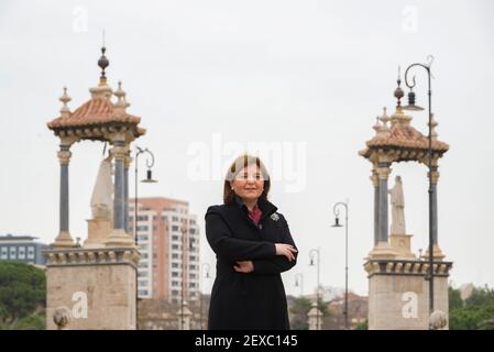 Isabel Bonig posiert für ein Foto in der Puente del Mar in Valencia Isabel Placida Bonig Trigueros ist spanische Politikerin und Juristin, Mitglied der Volkspartei (PP). Zwischen 2007 und 2011 war sie Bürgermeisterin der Gemeinde Castellon, La Vall de UXO, zwischen 2011 und 2015 Ministerin für Infrastruktur, Territorium und Umwelt der Generalitat Valenciana. Seit dem 28. Juli 2015 ist sie Präsidentin der Volkspartei der Valencianischen Gemeinschaft. Stockfoto