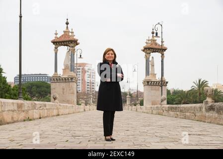 Isabel Bonig posiert für ein Foto in der Puente del Mar in Valencia Isabel Placida Bonig Trigueros ist spanische Politikerin und Juristin, Mitglied der Volkspartei (PP). Zwischen 2007 und 2011 war sie Bürgermeisterin der Gemeinde Castellon, La Vall de UXO, zwischen 2011 und 2015 Ministerin für Infrastruktur, Territorium und Umwelt der Generalitat Valenciana. Seit dem 28. Juli 2015 ist sie Präsidentin der Volkspartei der Valencianischen Gemeinschaft. Stockfoto