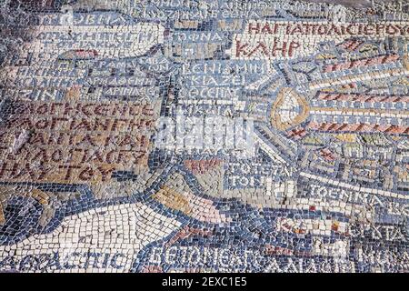 Teil der berühmten Mosaikkarte des Heiligen Landes auf dem Boden der St. Georgs Kirche in Madaba, Jordanien. Stockfoto