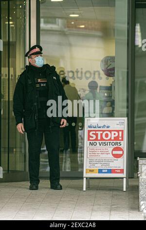 WESTMINSTER LONDON, GROSSBRITANNIEN 4. MÄRZ 2021. City of London Polizeibeamte stehen am Eingang zum St. Bartholomew's Hospital. Der Herzog von Edinburgh hat am mittwoch eine erfolgreiche Behandlung für eine bestehende Herzerkrankung nach Buckinghame Palace durchlaufen und wurde am Montag vom König Edward VII. Krankenhaus in St. Bartholomew's Hospital verlegt. Credit amer ghazzal/Alamy Live News Stockfoto