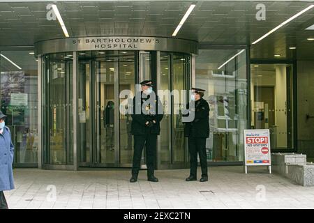 WESTMINSTER LONDON, GROSSBRITANNIEN 4. MÄRZ 2021. City of London Polizeibeamte stehen am Eingang zum St. Bartholomew's Hospital. Der Herzog von Edinburgh hat am mittwoch eine erfolgreiche Behandlung für eine bestehende Herzerkrankung nach Buckinghame Palace durchlaufen und wurde am Montag vom König Edward VII. Krankenhaus in St. Bartholomew's Hospital verlegt. Credit amer ghazzal/Alamy Live News Stockfoto