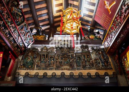 Shiwan Keramik Fries im siebzehnten Jahrhundert Yeung Hau Tempel, Tai O Fischerdorf, Lantau, Hong Kong Stockfoto