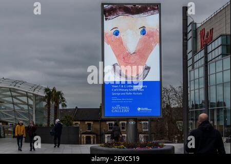 London, Großbritannien. März 2021, 4th. Die National Gallery mit Digital Out of Home Media Besitzer, Ocean Outdoor, bringt Kunstwerke von Grundschulkindern als Teil der Galerie 25th jährliche Take One Picture Ausstellung erstellt. Die physische Ausstellung musste nach nur wenigen Tagen im Einklang mit der Führung von Government Covid auf dem Trafalgar Square geschlossen werden. Sie erscheinen auf mehr als 60 großformatigen Bildschirmen für zwei Wochen, ab dem 1-15. März, in sechs Städten: Aberdeen, Birmingham, Edinburgh, Glasgow, London und Manchester. Kredit: Guy Bell/Alamy Live Nachrichten Stockfoto