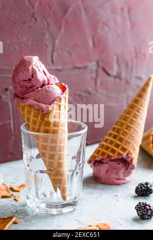 Waffelkegel mit BlackBerry-Eiscreme. Stockfoto