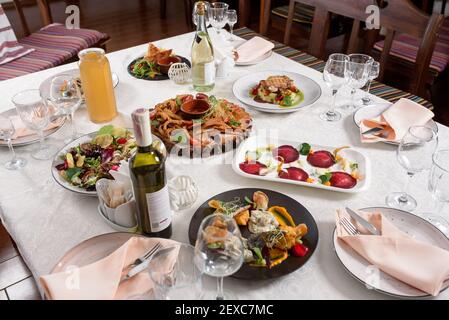 Business Lunch Restaurant Gerichte für große Gesellschaft von Kollegen. Leckeres Essen auf dem weißen Teller. Freunde treffen Stockfoto