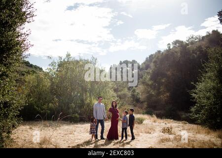 Familie von fünf posiert im Feld in San Diego Stockfoto