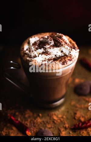 Heiße Mokka mit Schlagsahne und Schokoladenspäne gekrönt Stockfoto