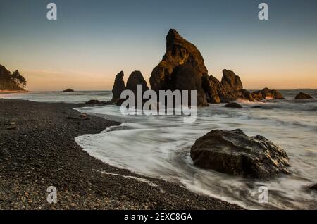 Ein Highlight des Olympic National Park ist Ruby Beach. Touristen genießen die zerklüftete Küste und das kalte Wasser. Stockfoto