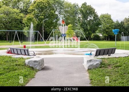 Splash Pad im lokalen Park in Ottawa, Kanada an sonnigen Sommertag ohne Menschen. Stockfoto