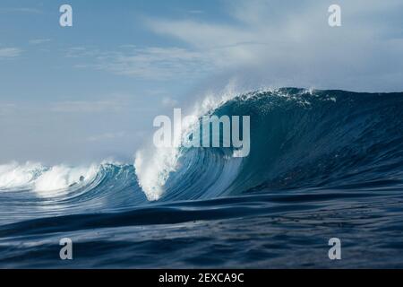 Blaue Welle bricht an einem Strand im Meer Stockfoto