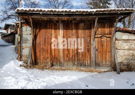 Alte Türen Klopfer und Schlösser in Koprivshtica Stadt, Bulgarien Stockfoto