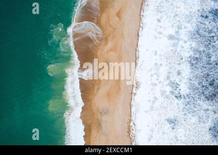 Meer an einer Sandy Beach Shoreline von Aerial Drone Stockfoto